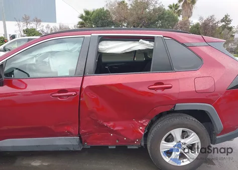 2021 Toyota Rav4 Xle z USA, uszkodzony, nr VIN 2T3W1RFV6MW114228